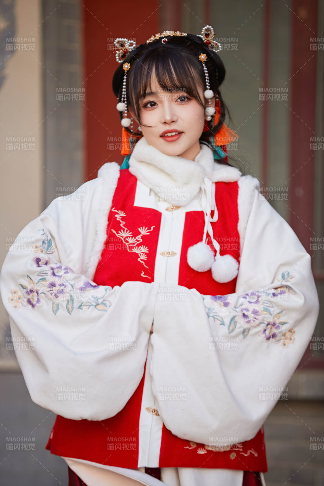 身穿喜庆汉服在古城游玩的少女图片