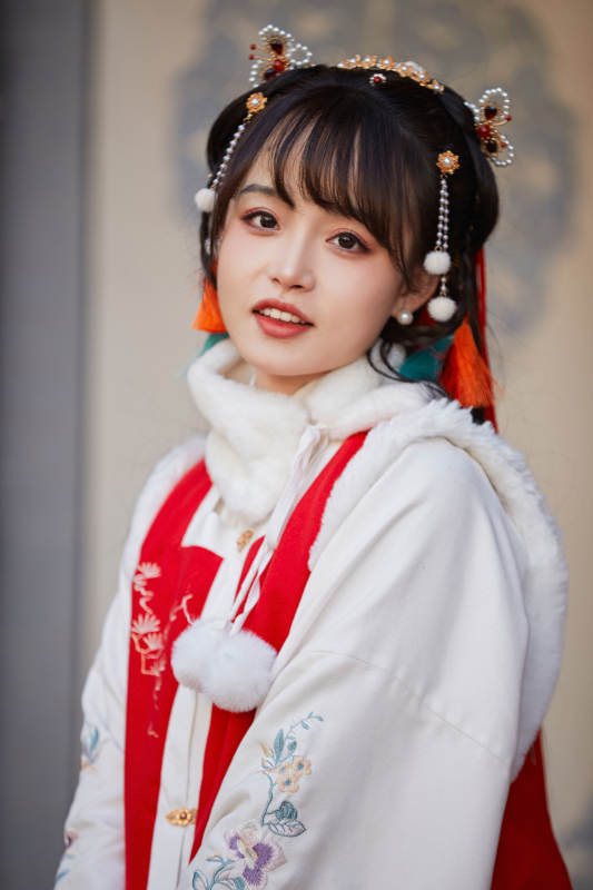 身穿喜庆汉服在古城游玩的少女图片