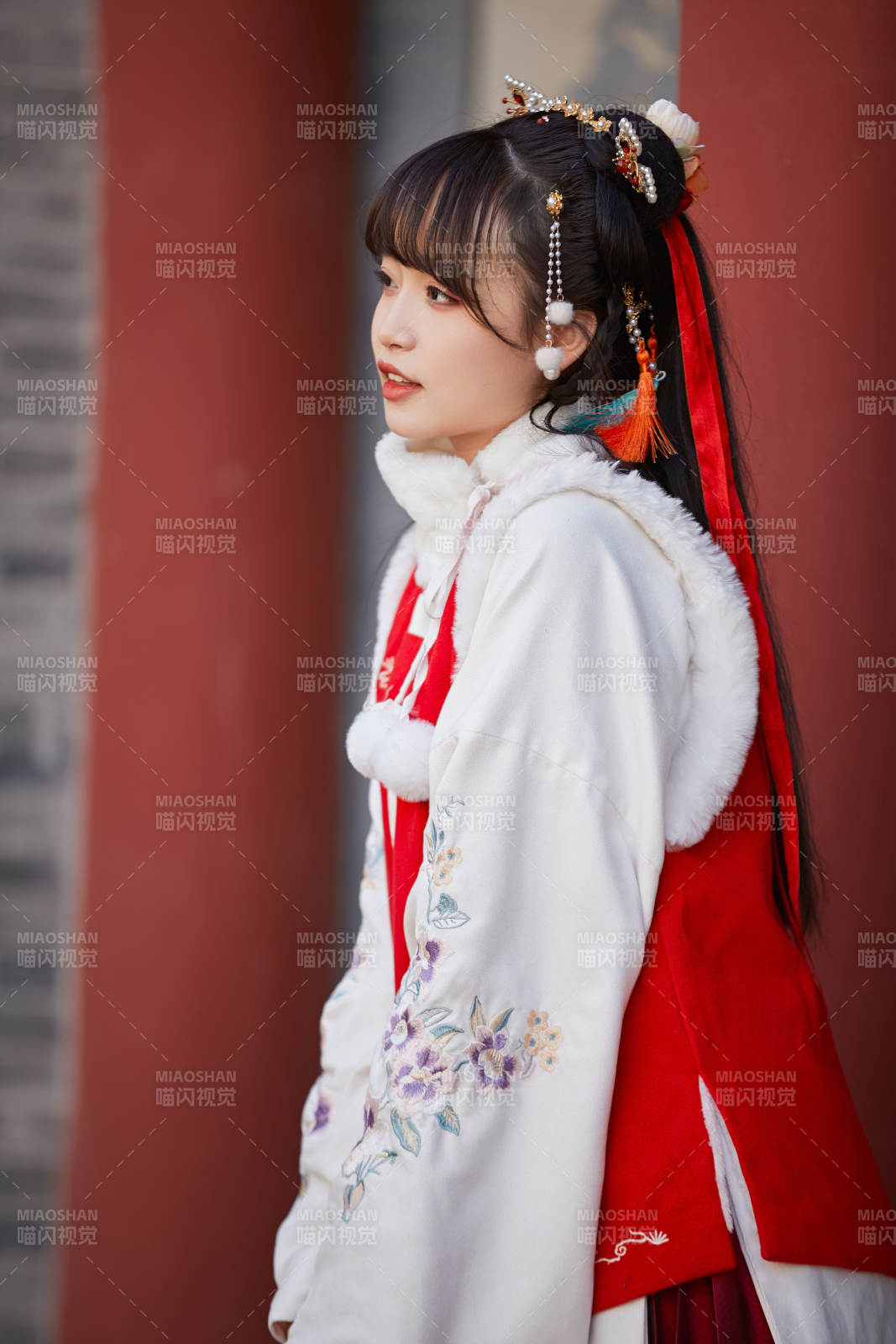 身穿喜庆汉服在古城游玩的少女图片