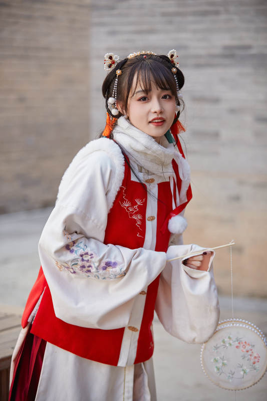 身穿喜庆汉服在古城游玩的少女图片