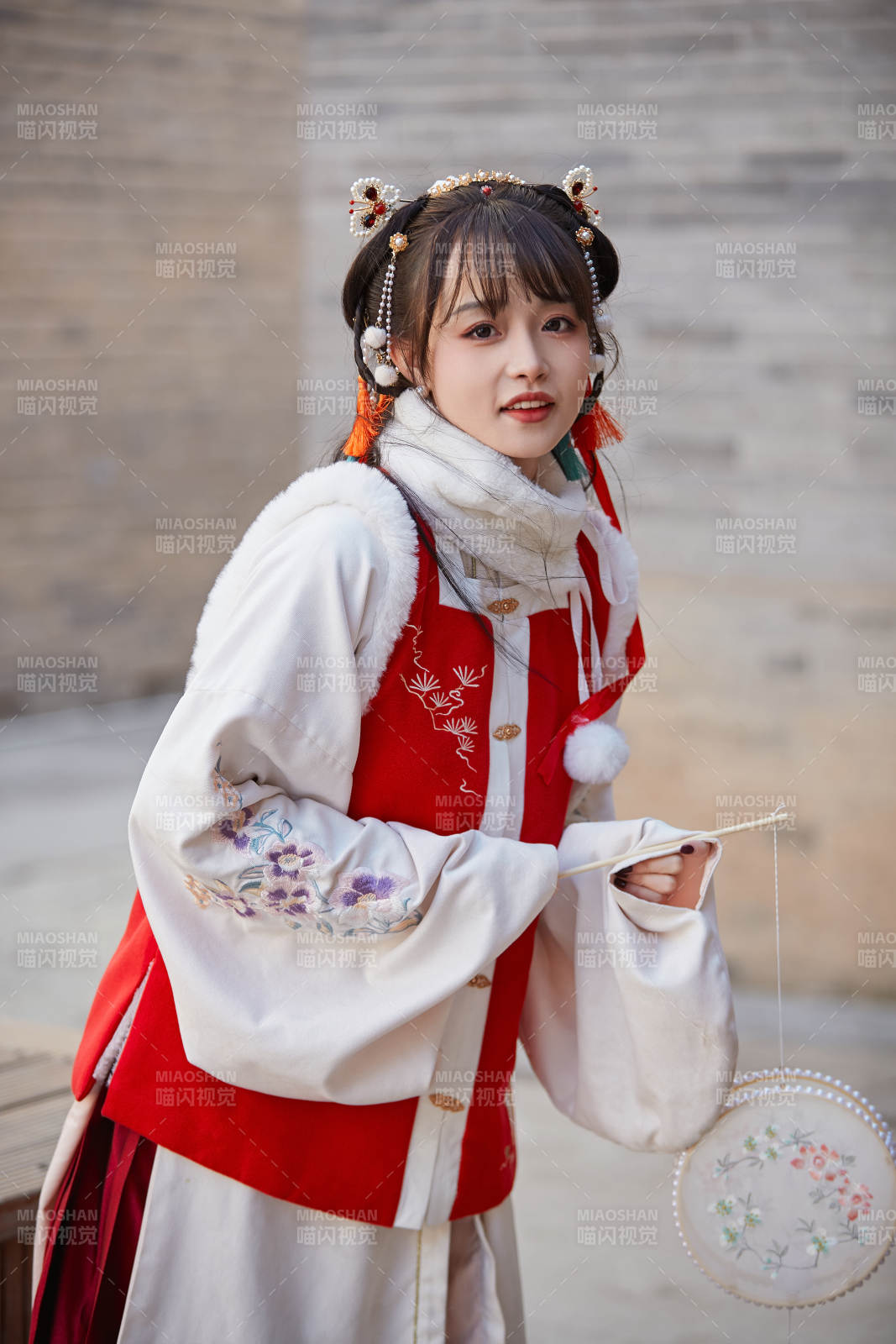 身穿喜庆汉服在古城游玩的少女图片