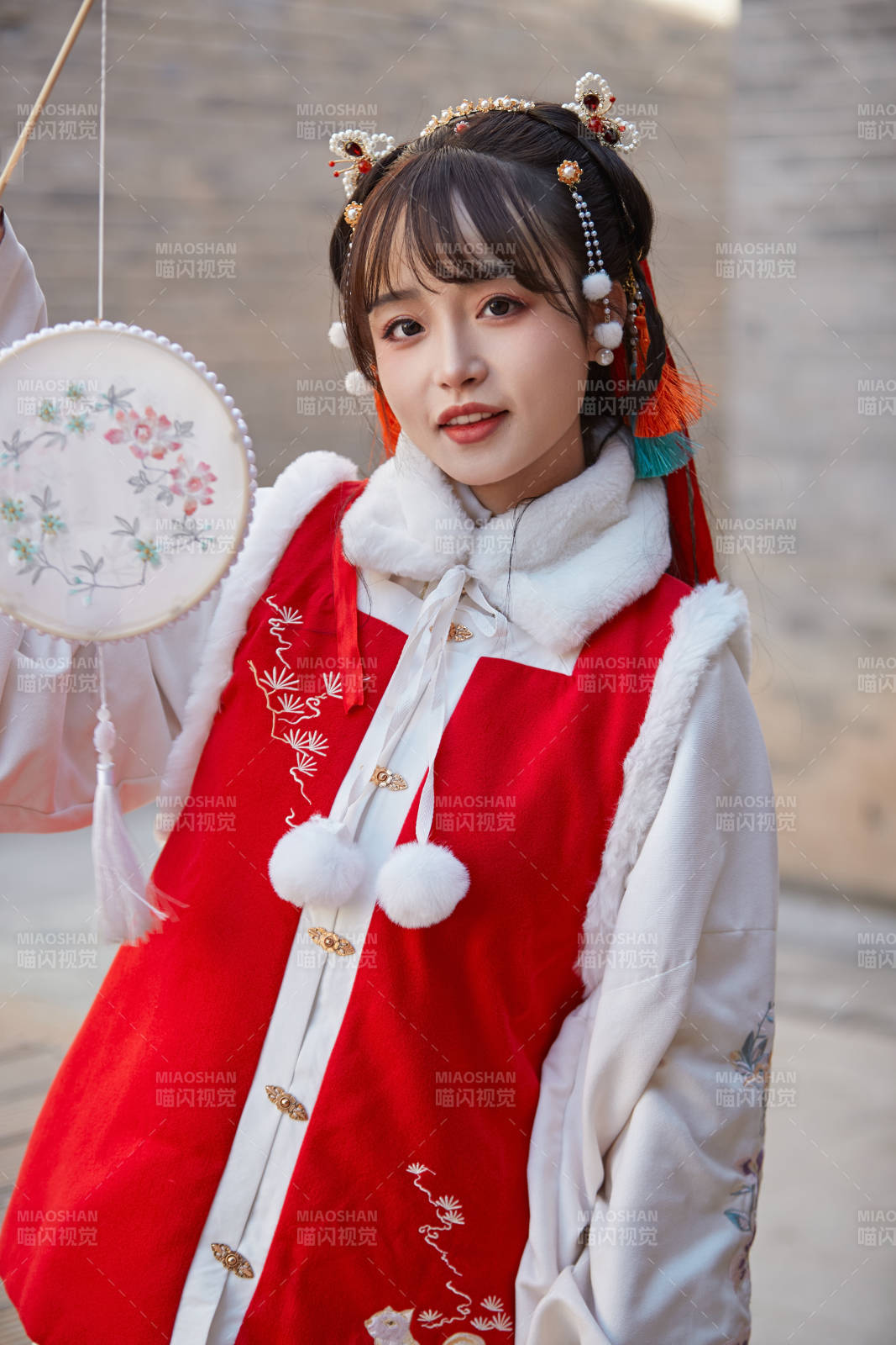 身穿喜庆汉服在古城游玩的少女图片