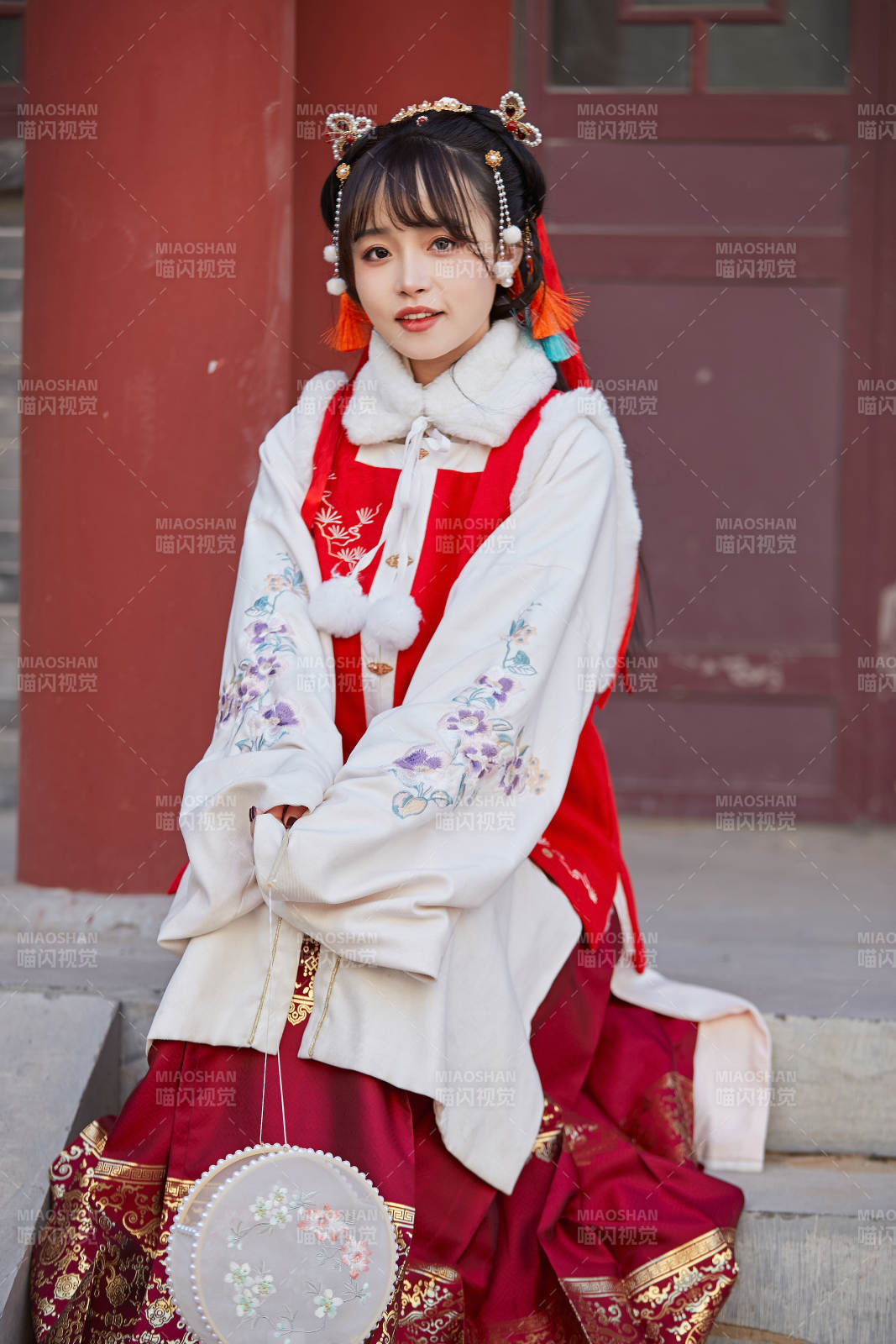 身穿喜庆汉服在古城游玩的少女图片