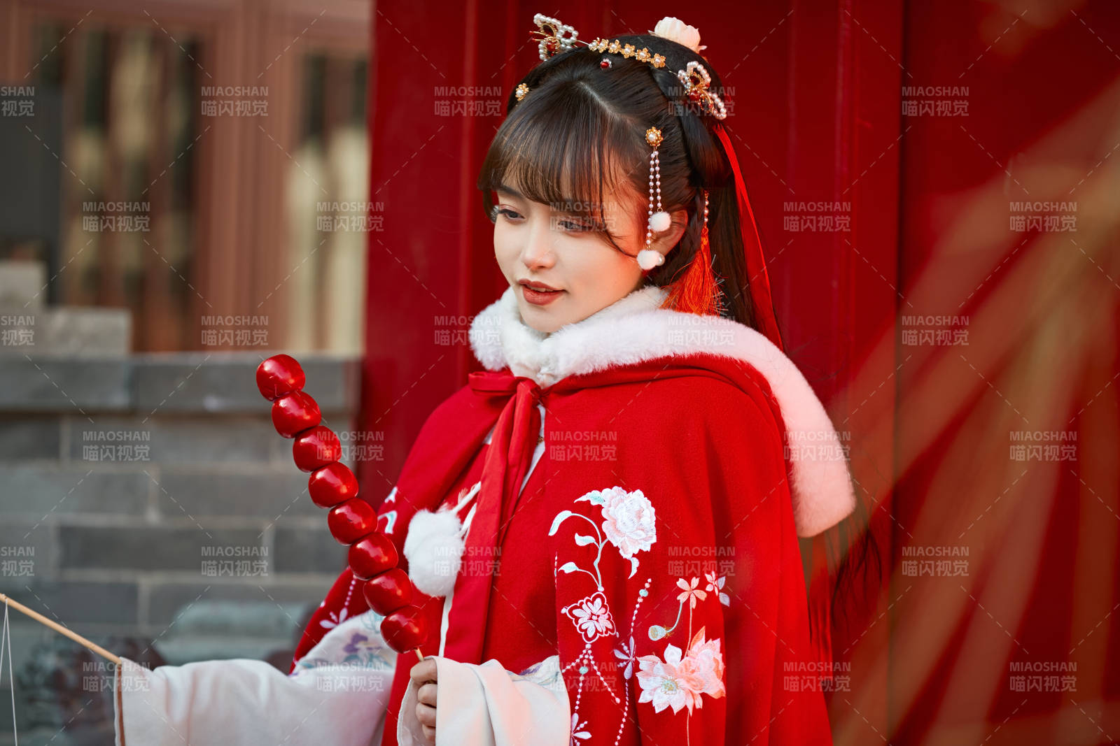 身穿喜庆汉服在古城游玩的少女图片