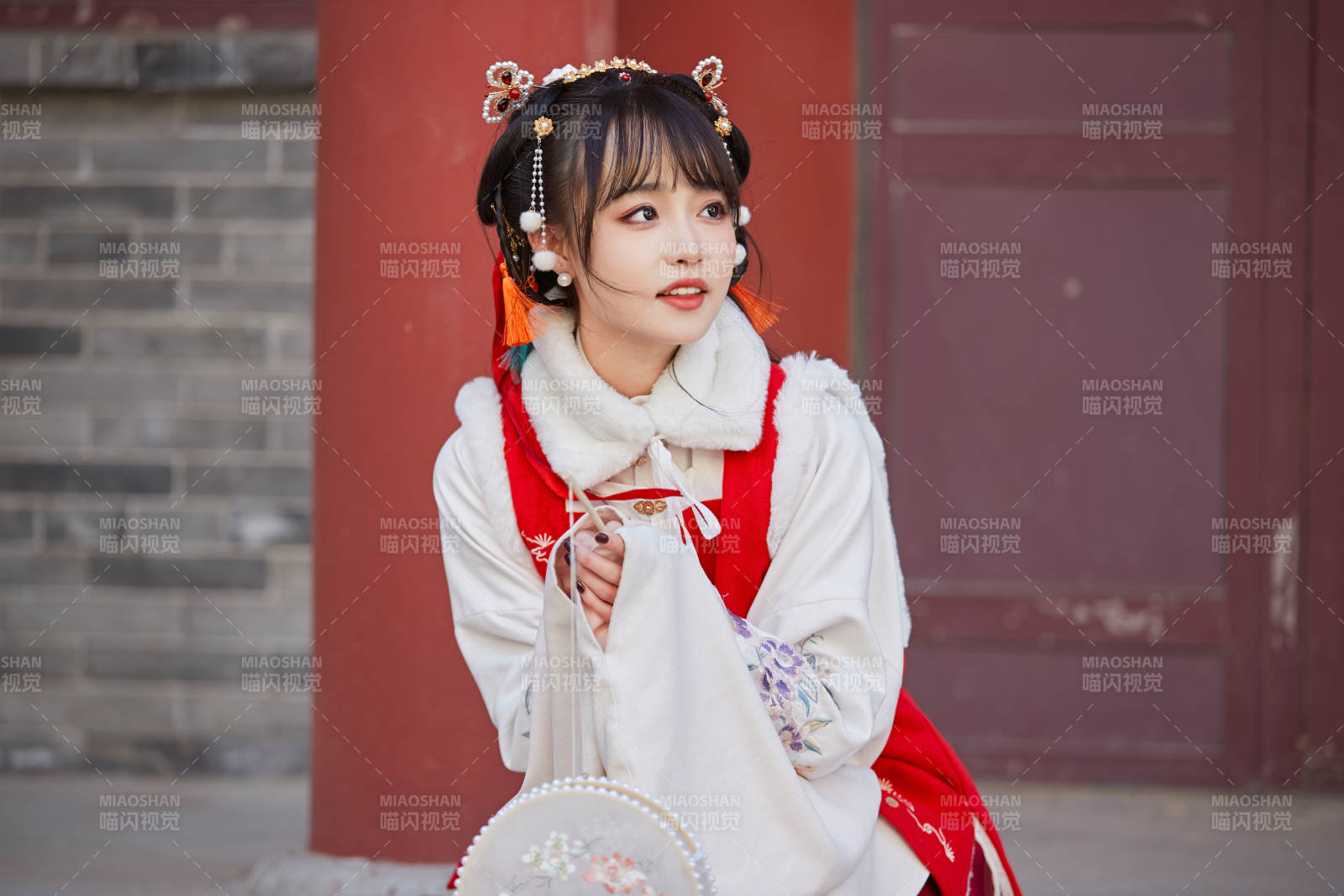 身穿喜庆汉服在古城游玩的少女图片