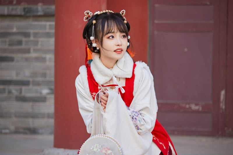 身穿喜庆汉服在古城游玩的少女图片
