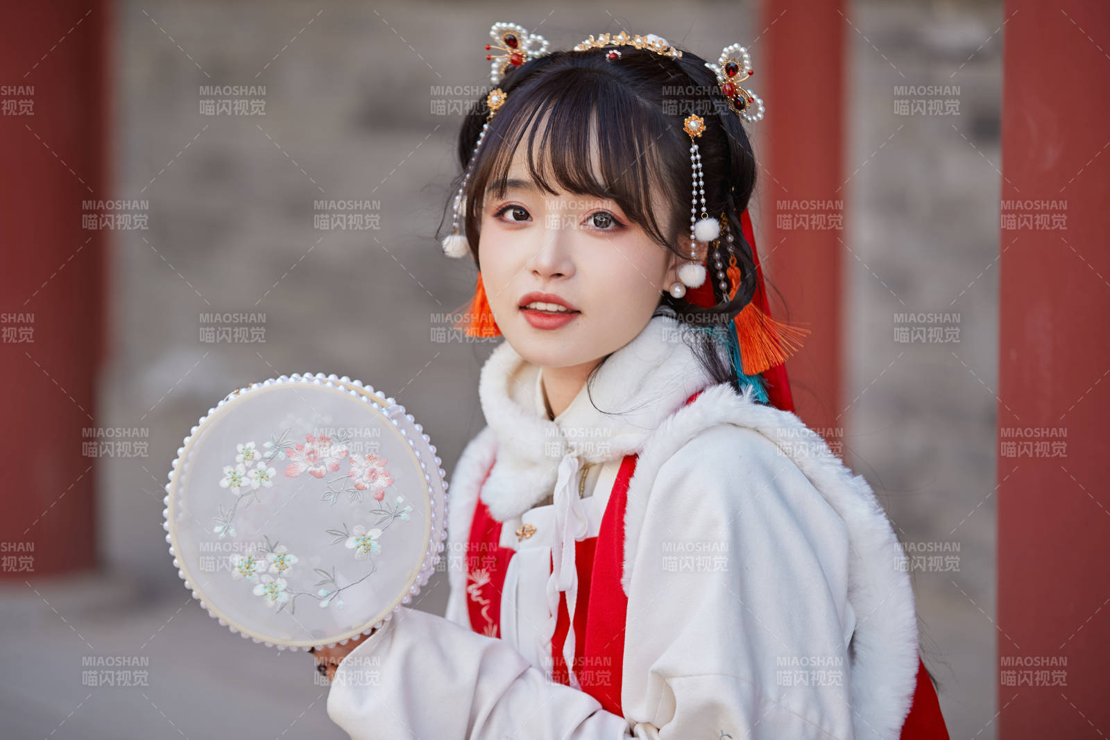 身穿喜庆汉服在古城游玩的少女图片