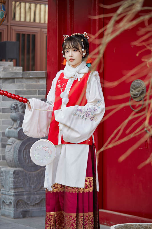 身穿喜庆汉服在古城游玩的少女图片