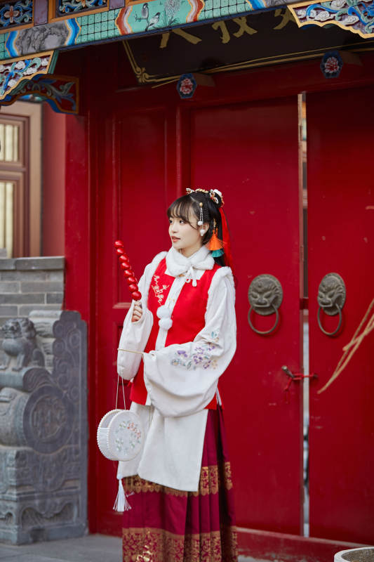 身穿喜庆汉服在古城游玩的少女图片