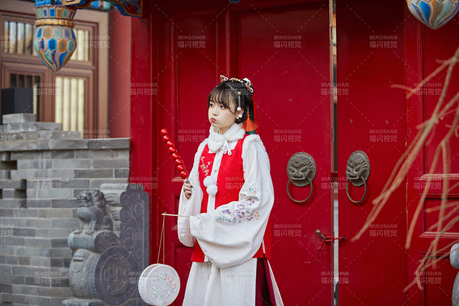 身穿喜庆汉服在古城游玩的少女图片