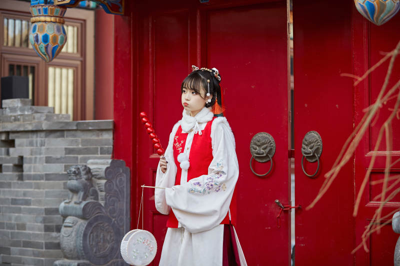 身穿喜庆汉服在古城游玩的少女图片