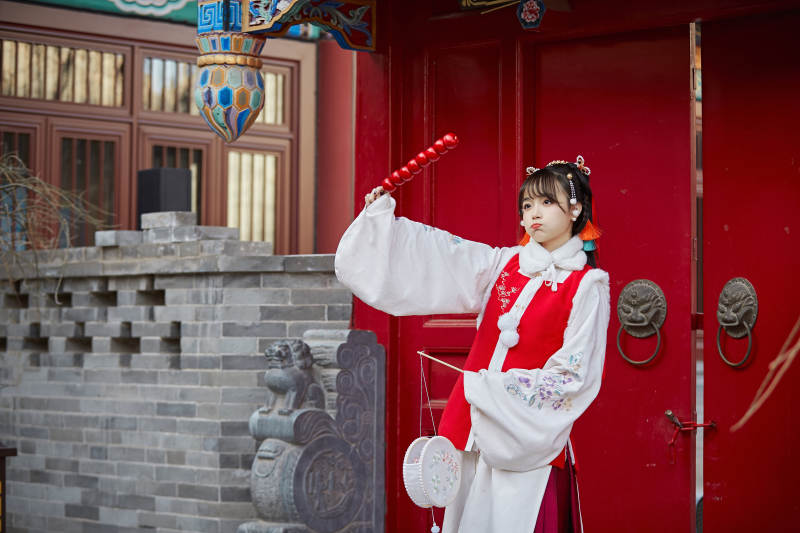 身穿喜庆汉服在古城游玩的少女图片
