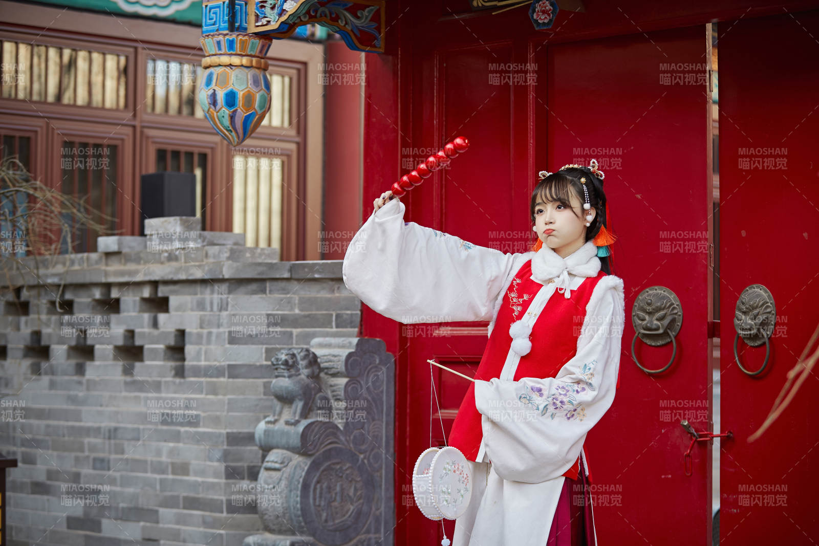 身穿喜庆汉服在古城游玩的少女图片