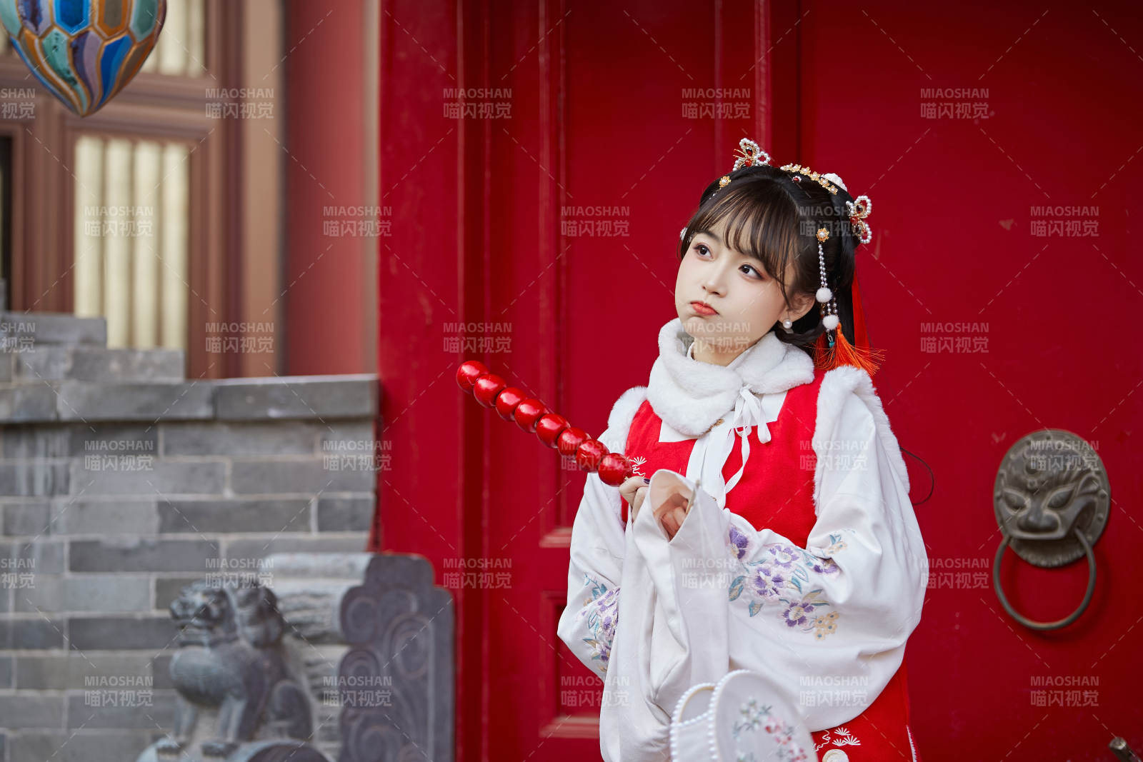 身穿喜庆汉服在古城游玩的少女图片