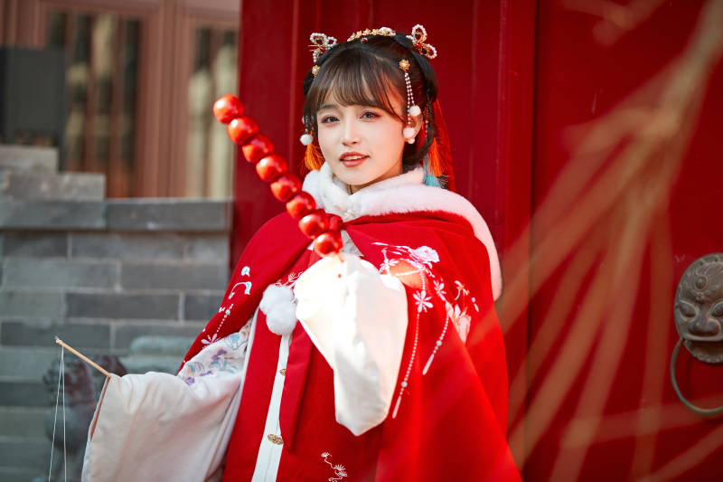 身穿喜庆汉服在古城游玩的少女图片