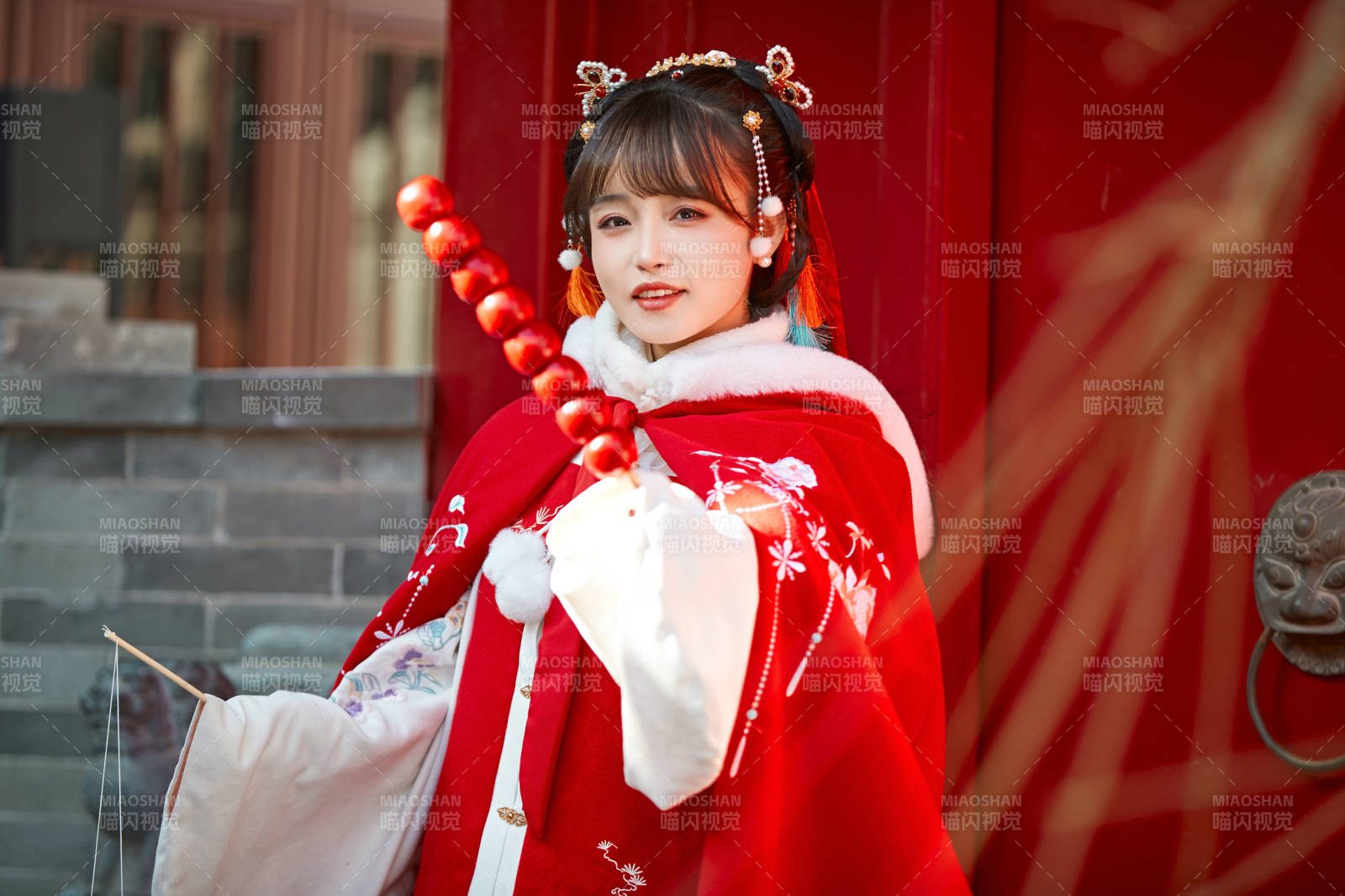 身穿喜庆汉服在古城游玩的少女图片