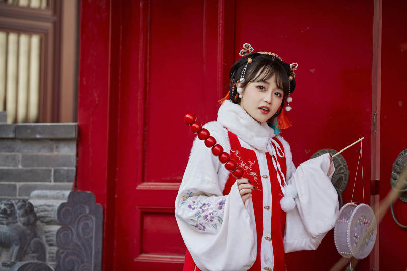 身穿喜庆汉服在古城游玩的少女图片