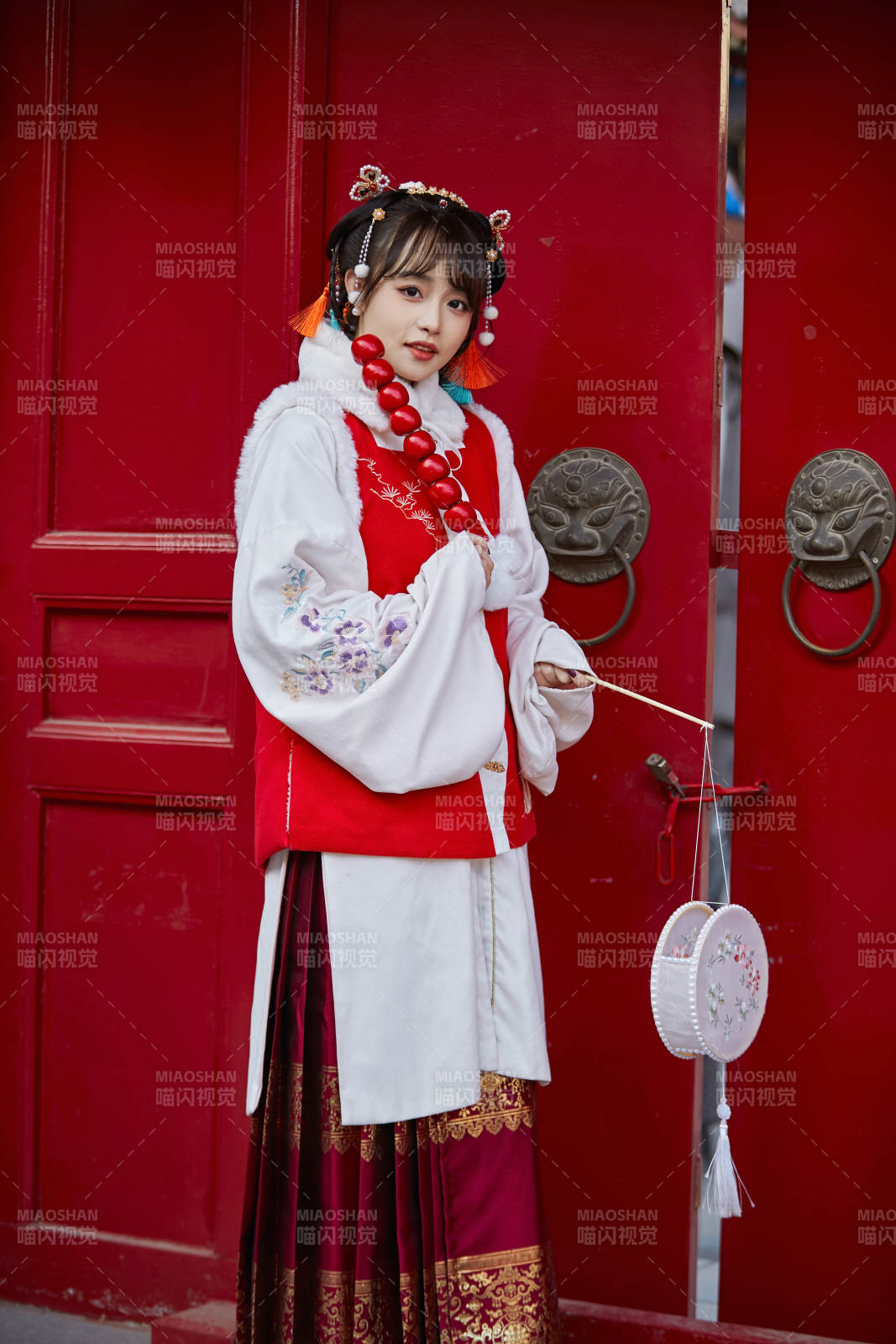 身穿喜庆汉服在古城游玩的少女图片