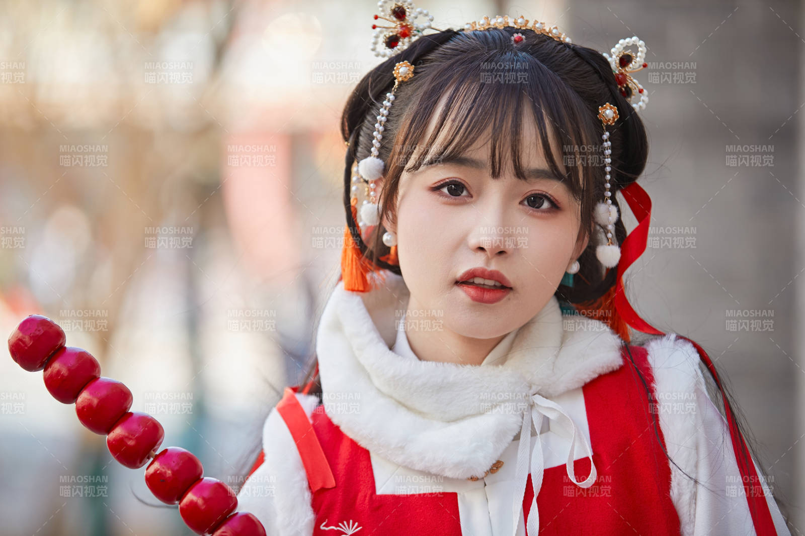 身穿喜庆汉服在古城游玩的少女图片