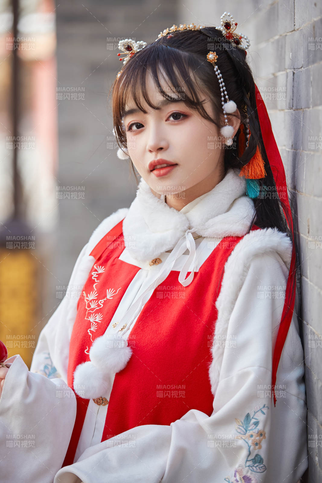 身穿喜庆汉服在古城游玩的少女图片