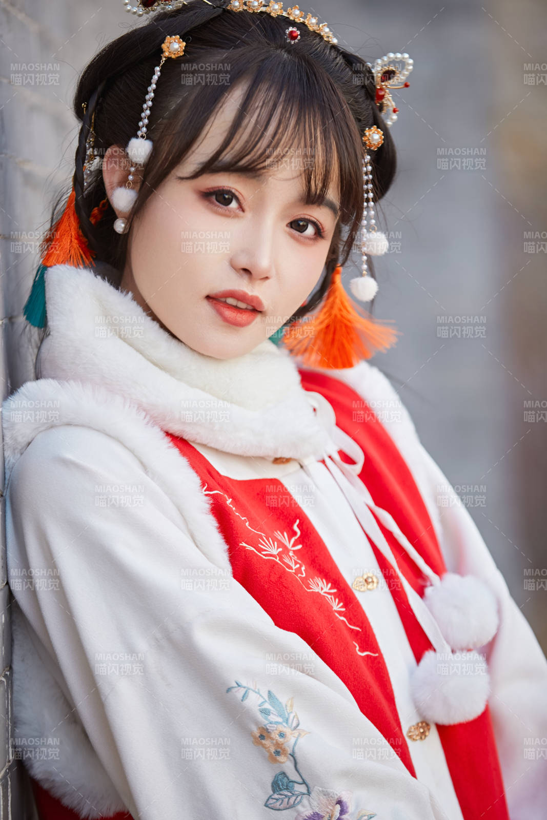 身穿喜庆汉服在古城游玩的少女图片