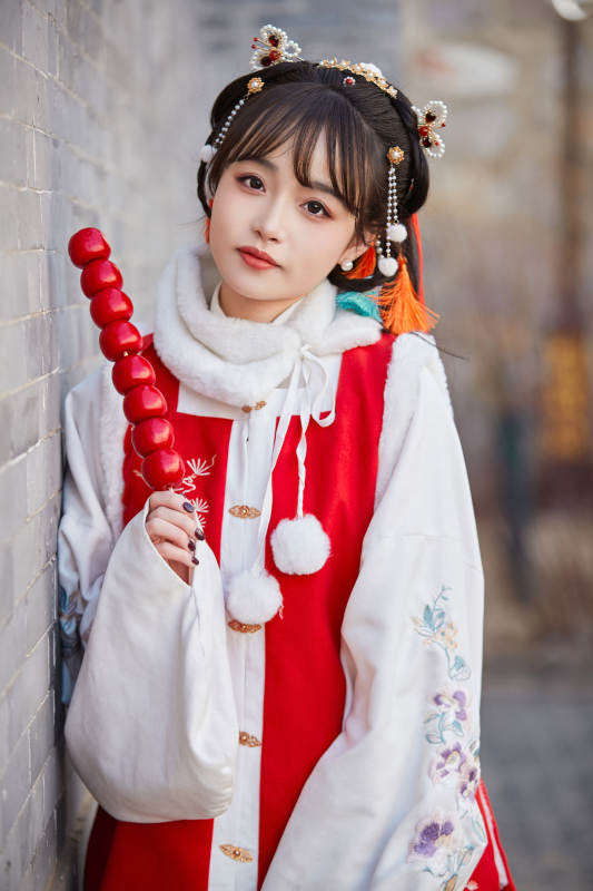 身穿喜庆汉服在古城游玩的少女图片