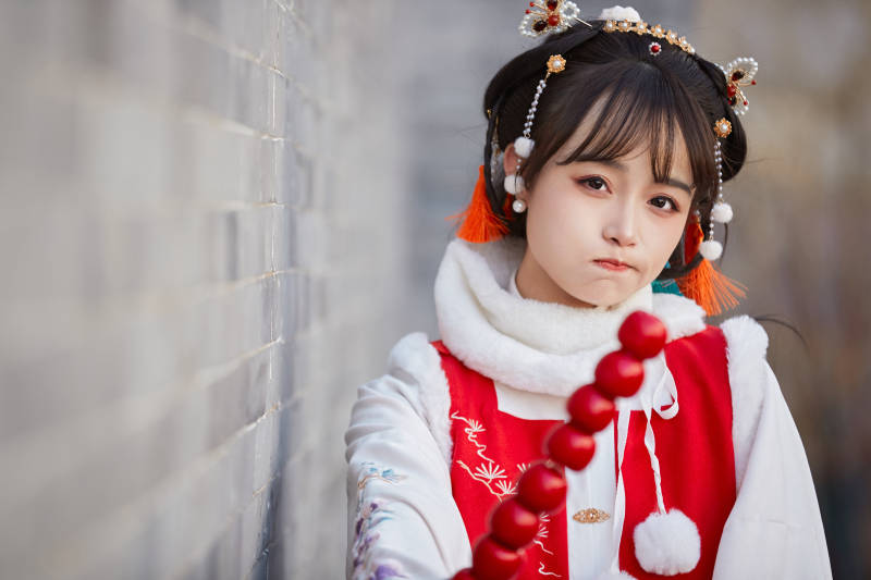 身穿喜庆汉服在古城游玩的少女图片