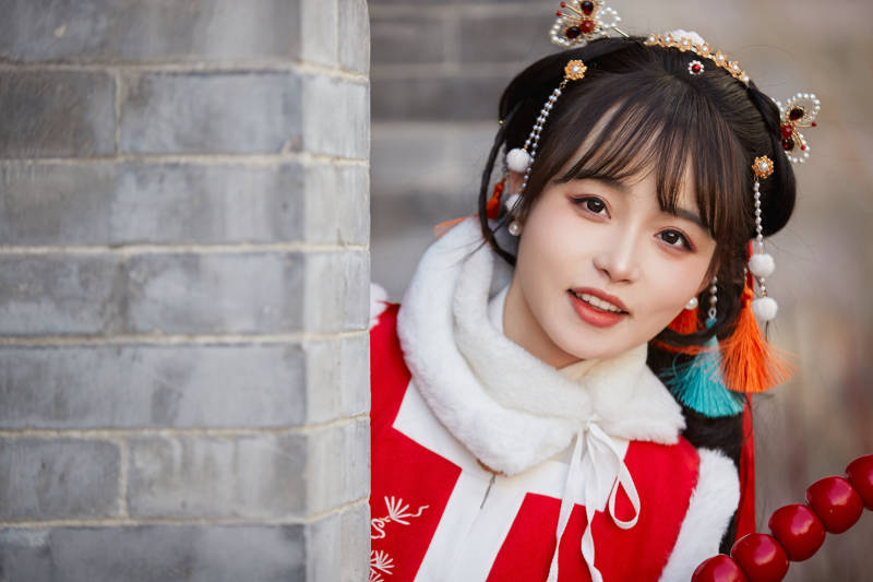 身穿喜庆汉服在古城游玩的少女图片