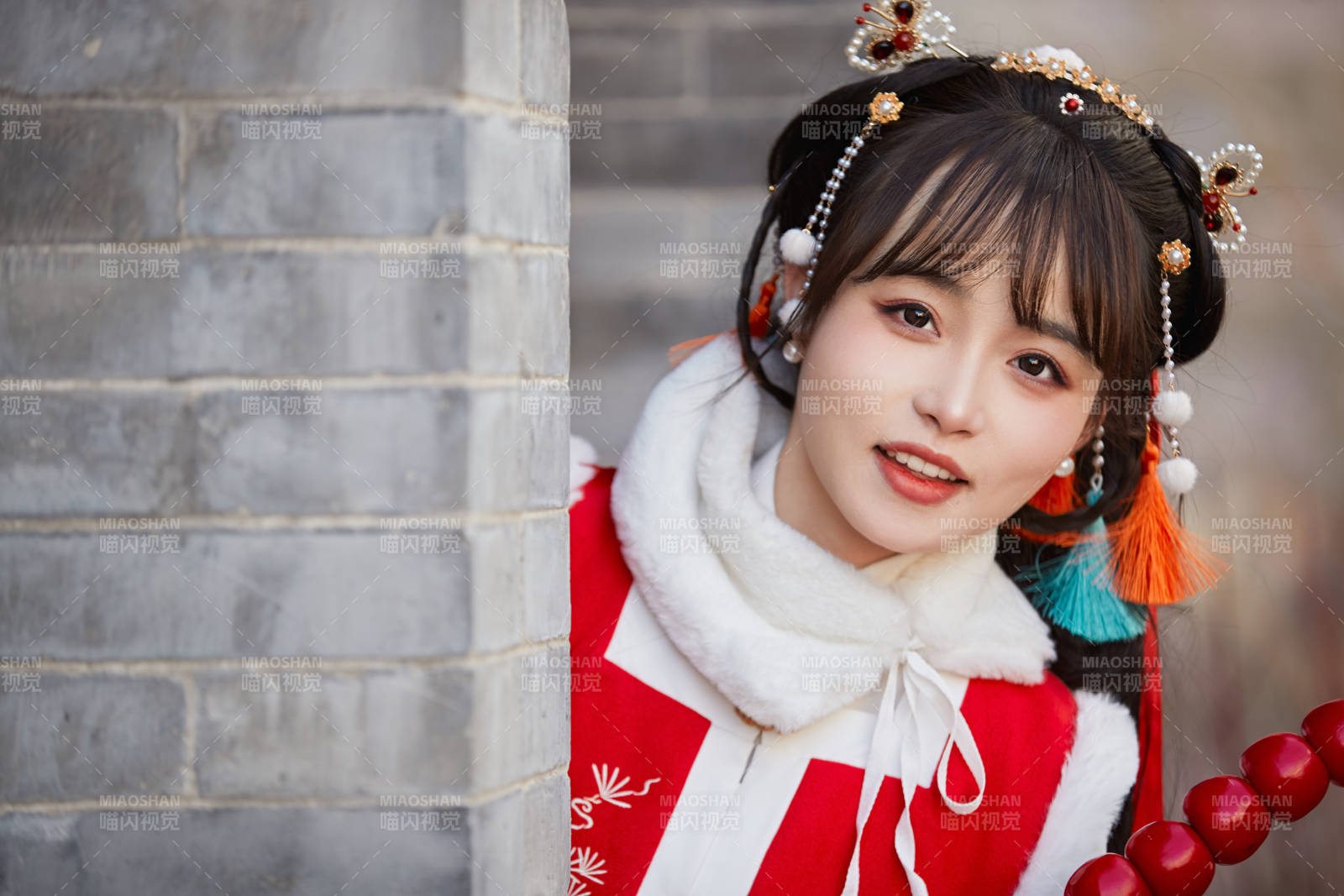 身穿喜庆汉服在古城游玩的少女图片