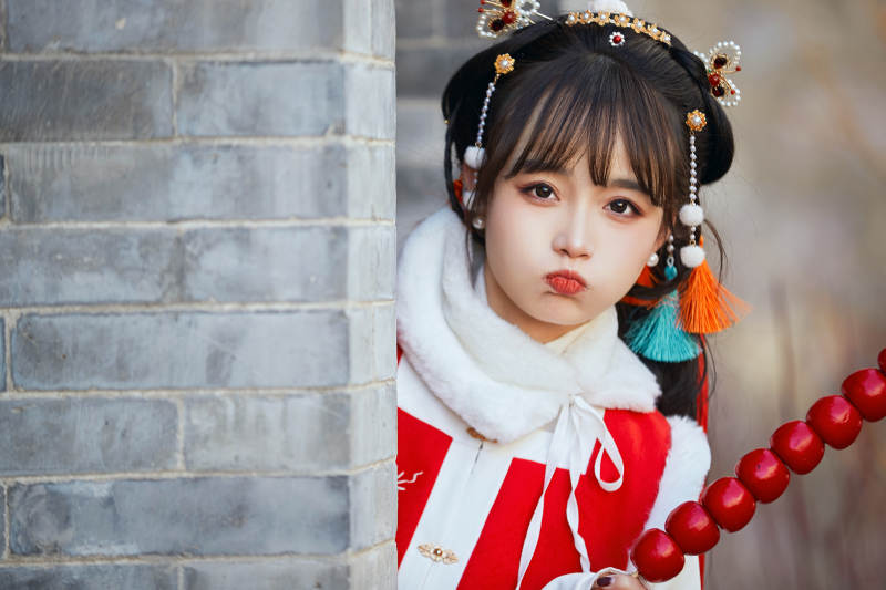 身穿喜庆汉服在古城游玩的少女图片