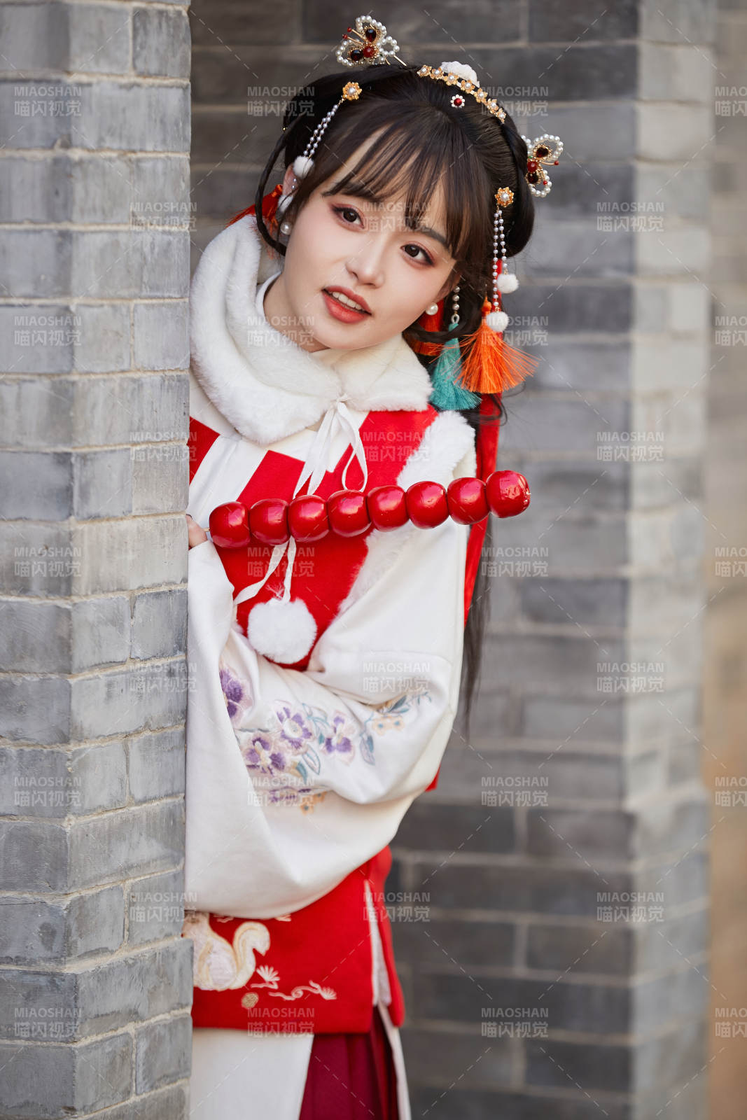 身穿喜庆汉服在古城游玩的少女图片