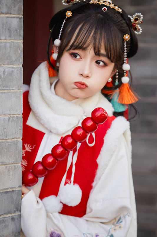 身穿喜庆汉服在古城游玩的少女图片