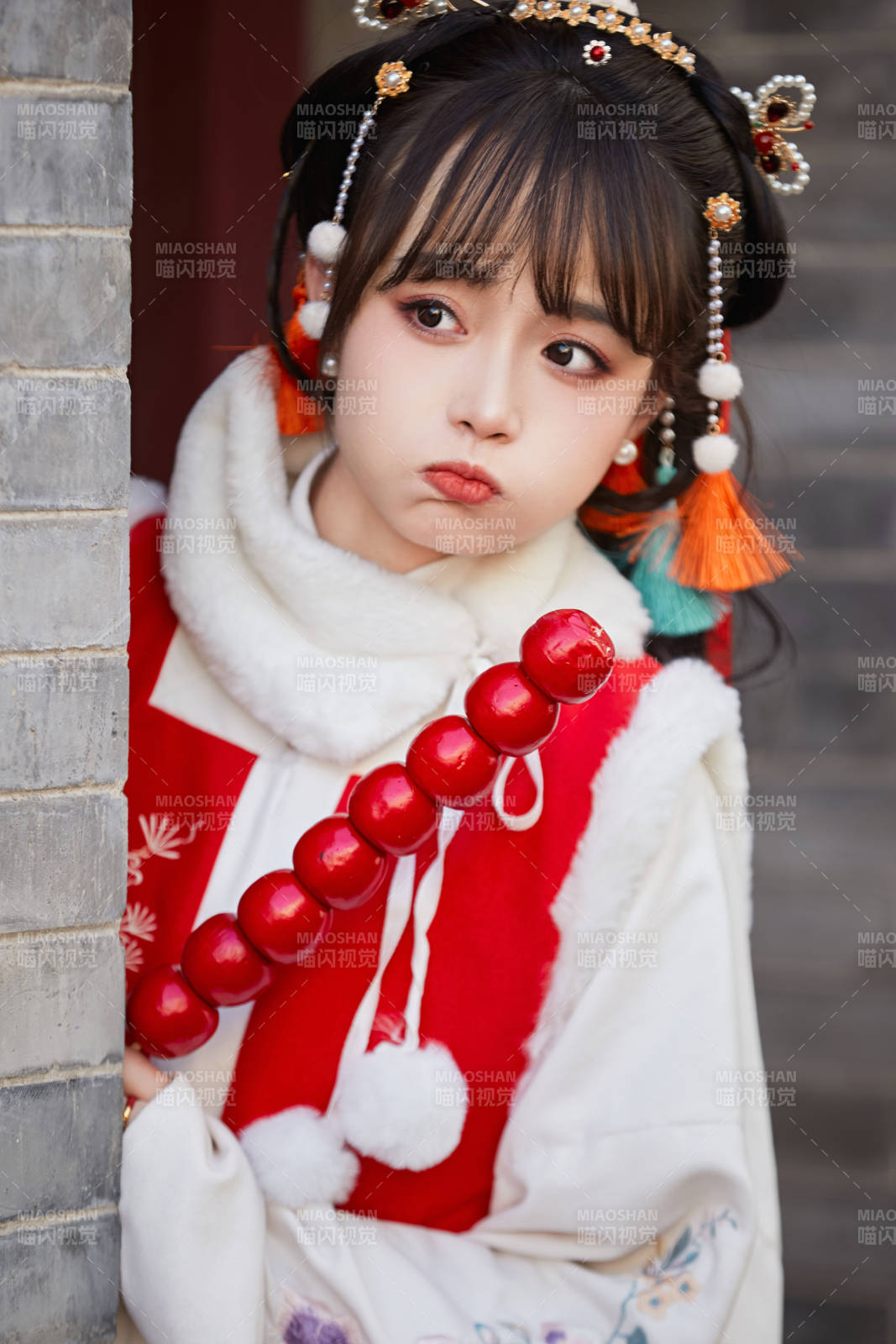 身穿喜庆汉服在古城游玩的少女图片