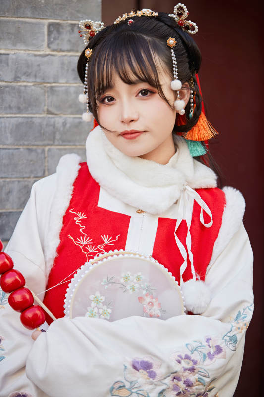身穿喜庆汉服在古城游玩的少女图片
