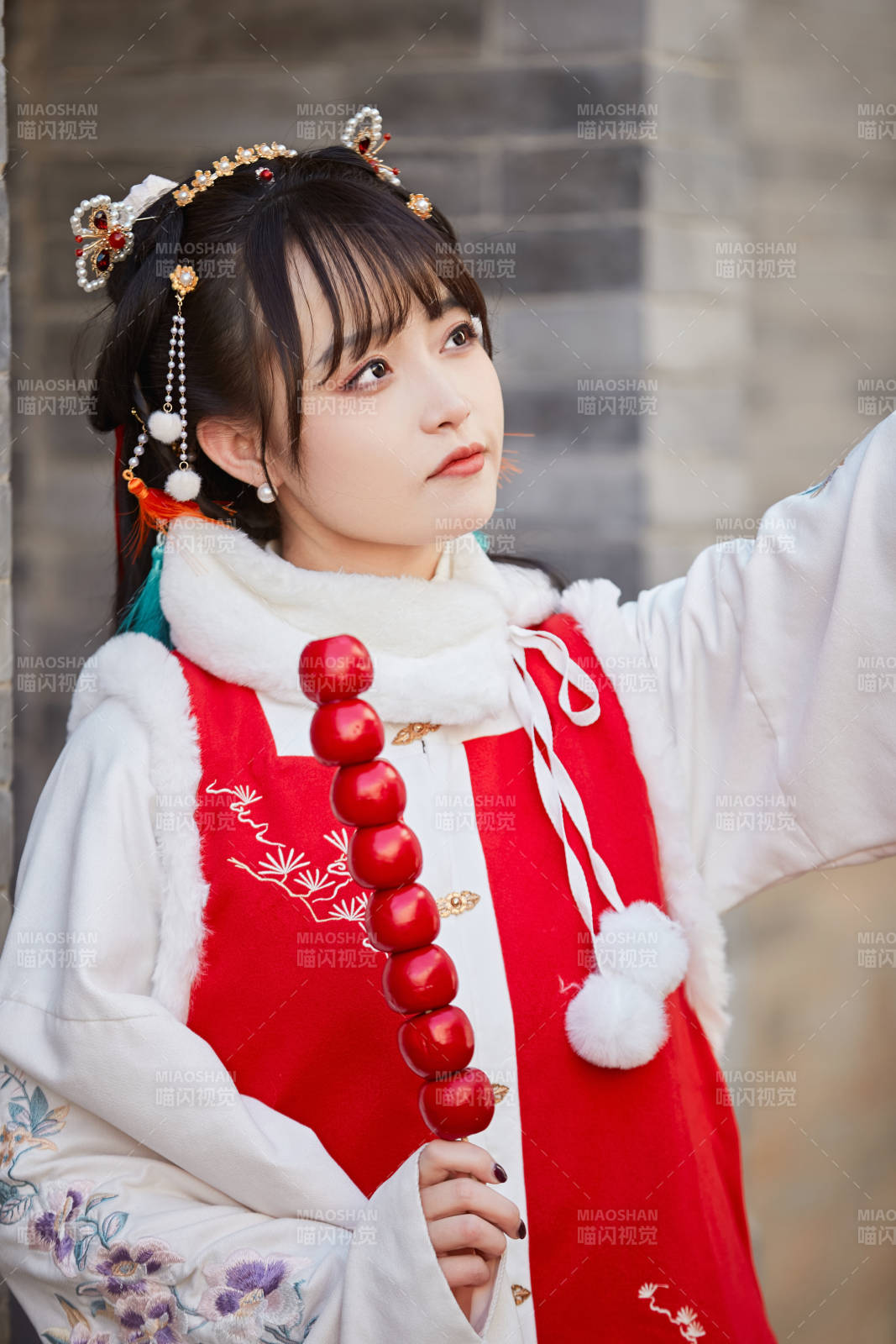 身穿喜庆汉服在古城游玩的少女图片