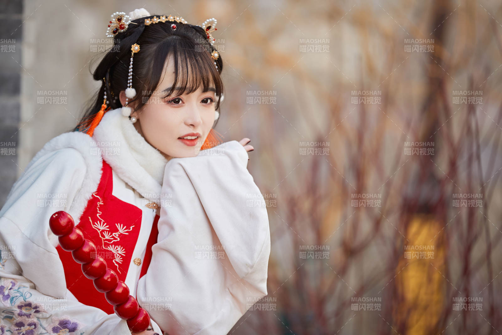 身穿喜庆汉服在古城游玩的少女图片