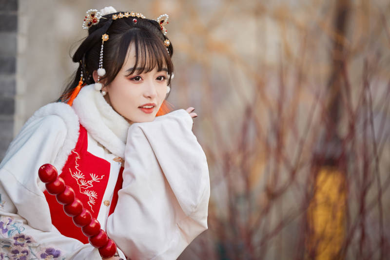 身穿喜庆汉服在古城游玩的少女图片