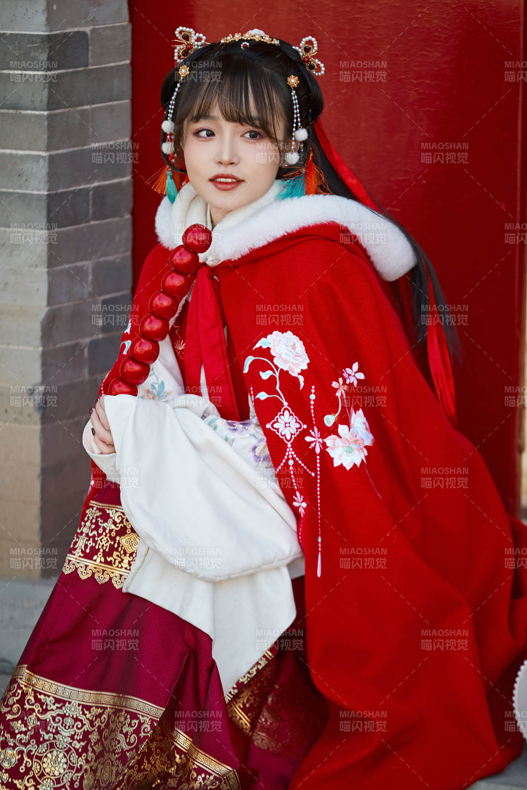 身穿喜庆汉服在古城游玩的少女图片