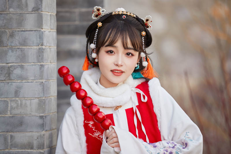 身穿喜庆汉服在古城游玩的少女图片