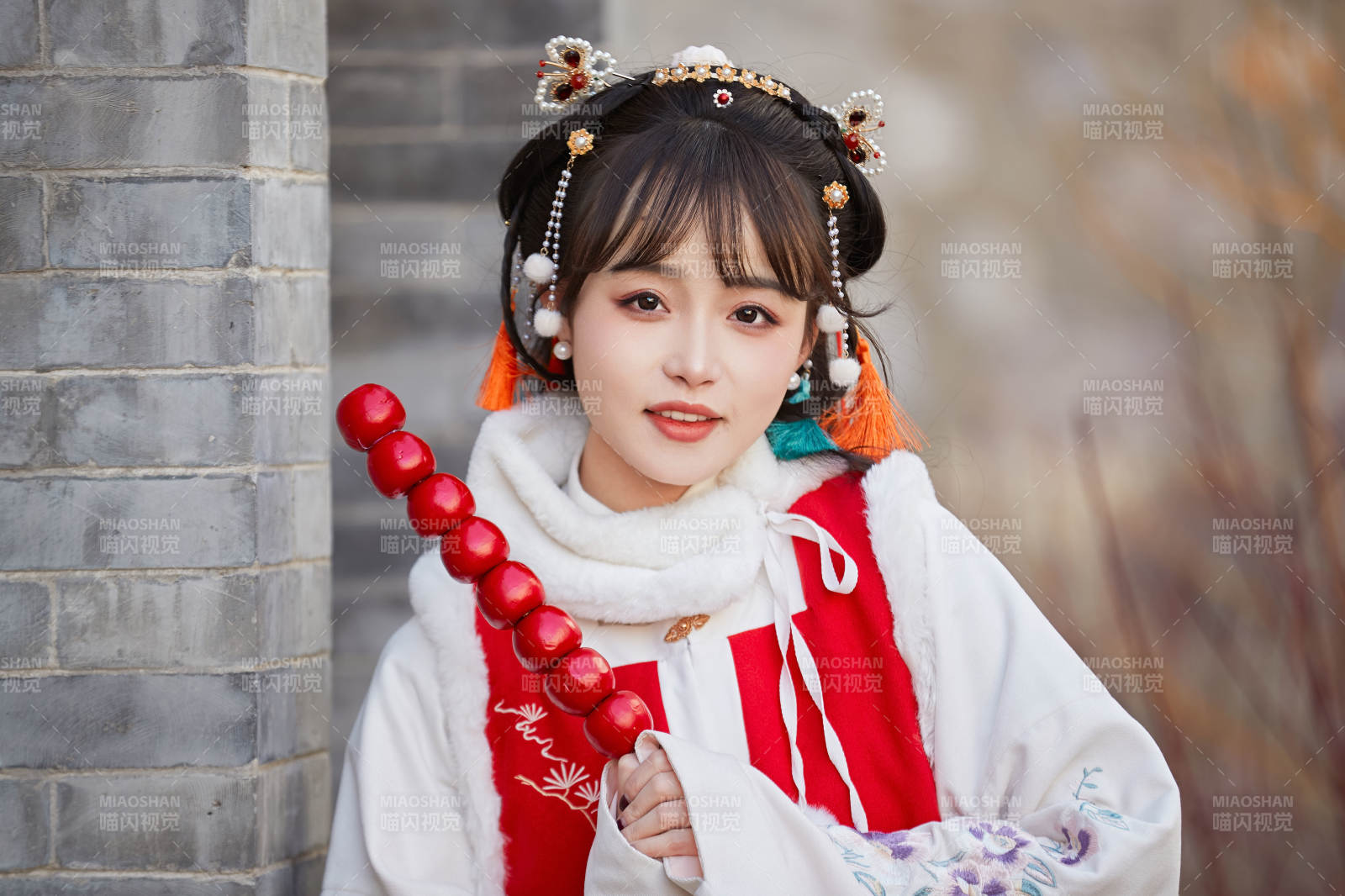 身穿喜庆汉服在古城游玩的少女图片