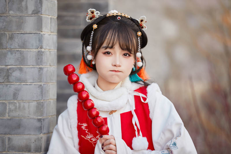 身穿喜庆汉服在古城游玩的少女图片