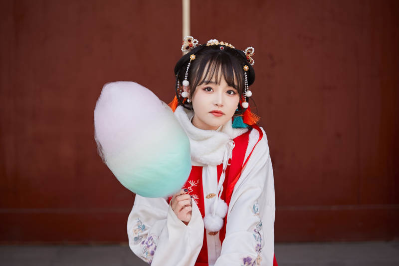 身穿喜庆汉服在古城游玩的少女图片