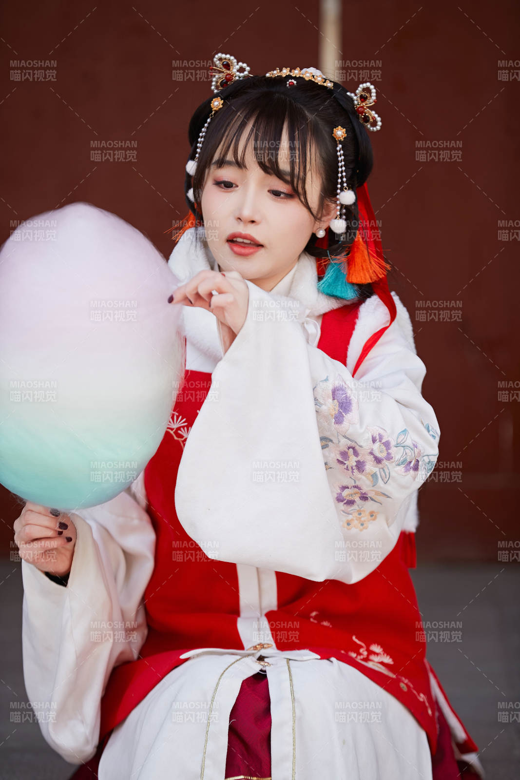 身穿喜庆汉服吃棉花糖的少女图片