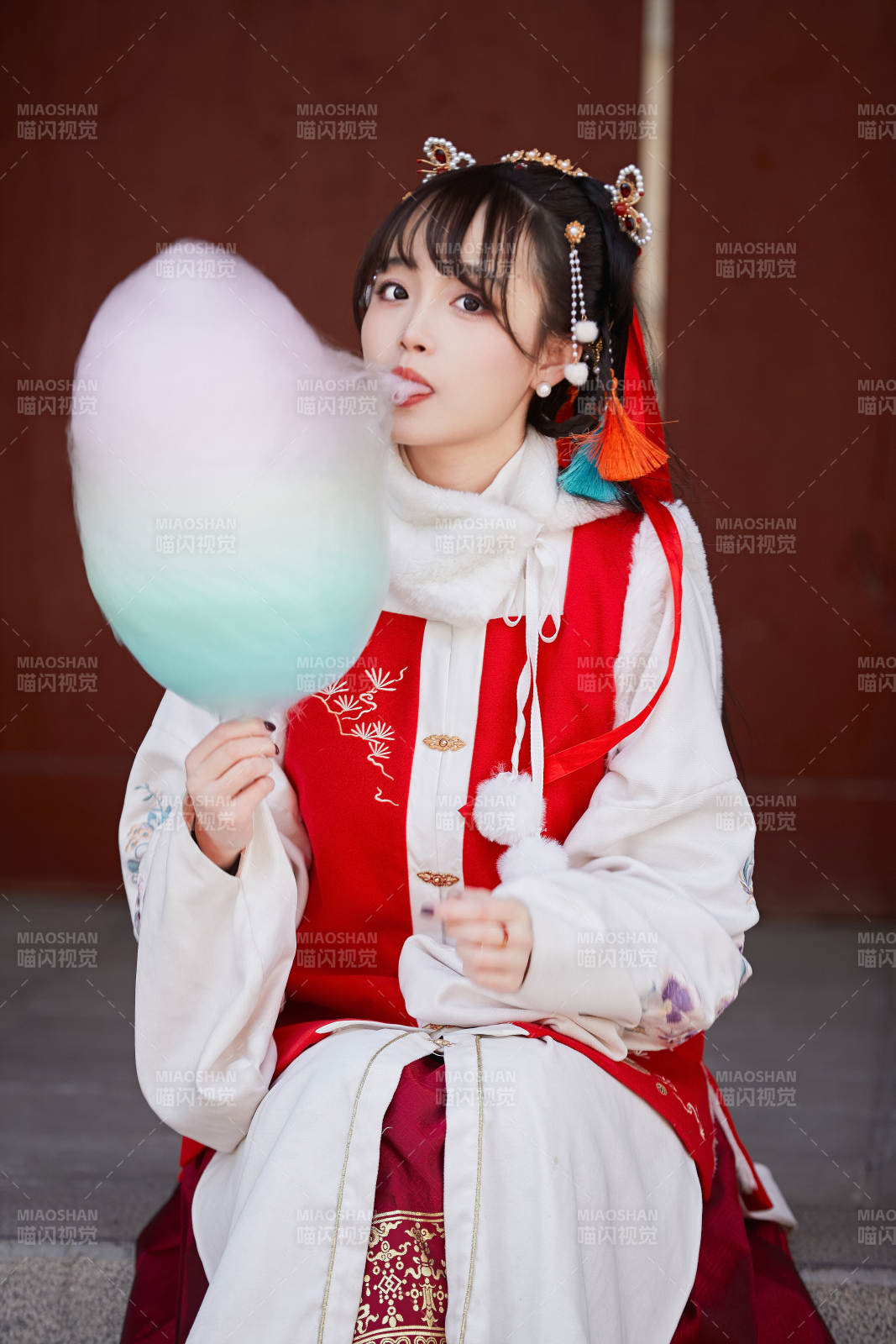 身穿喜庆汉服吃棉花糖的少女图片