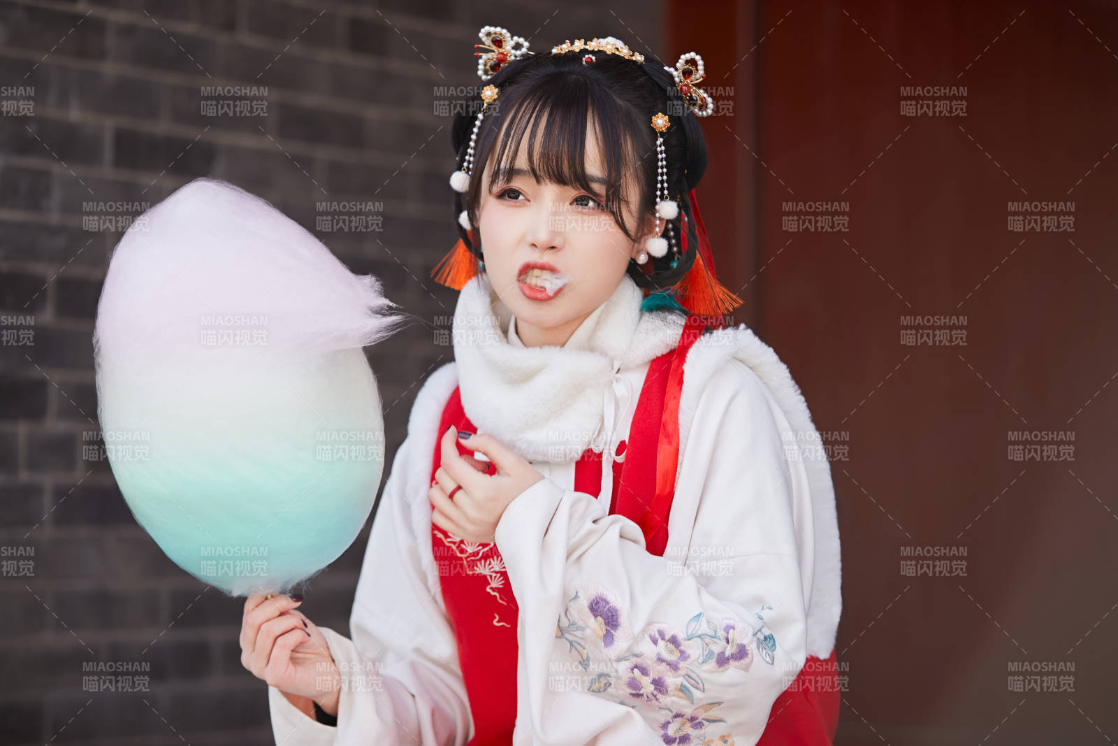 身穿喜庆汉服吃棉花糖的少女图片