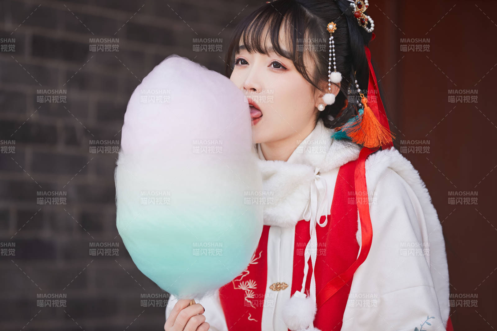 身穿喜庆汉服吃棉花糖的少女图片