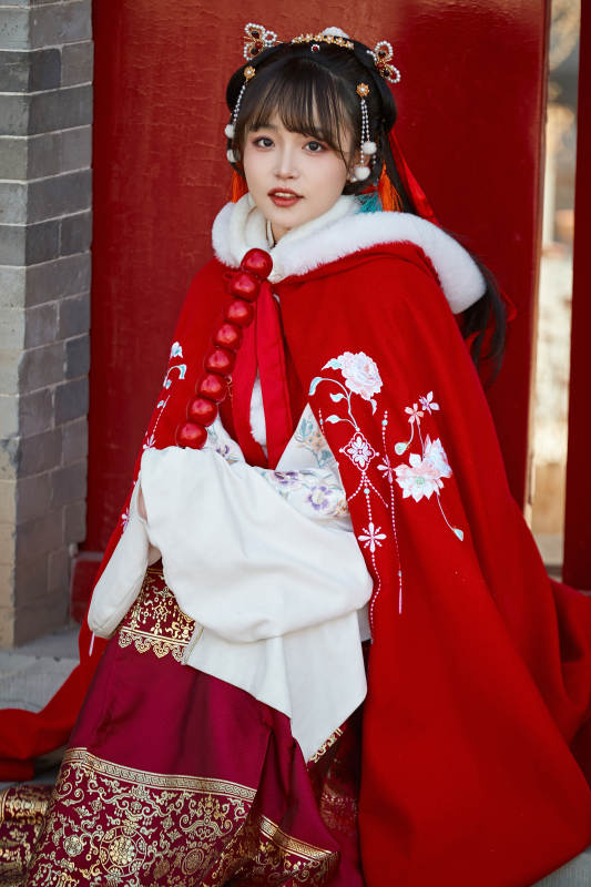 身穿喜庆汉服在古城游玩的少女图片