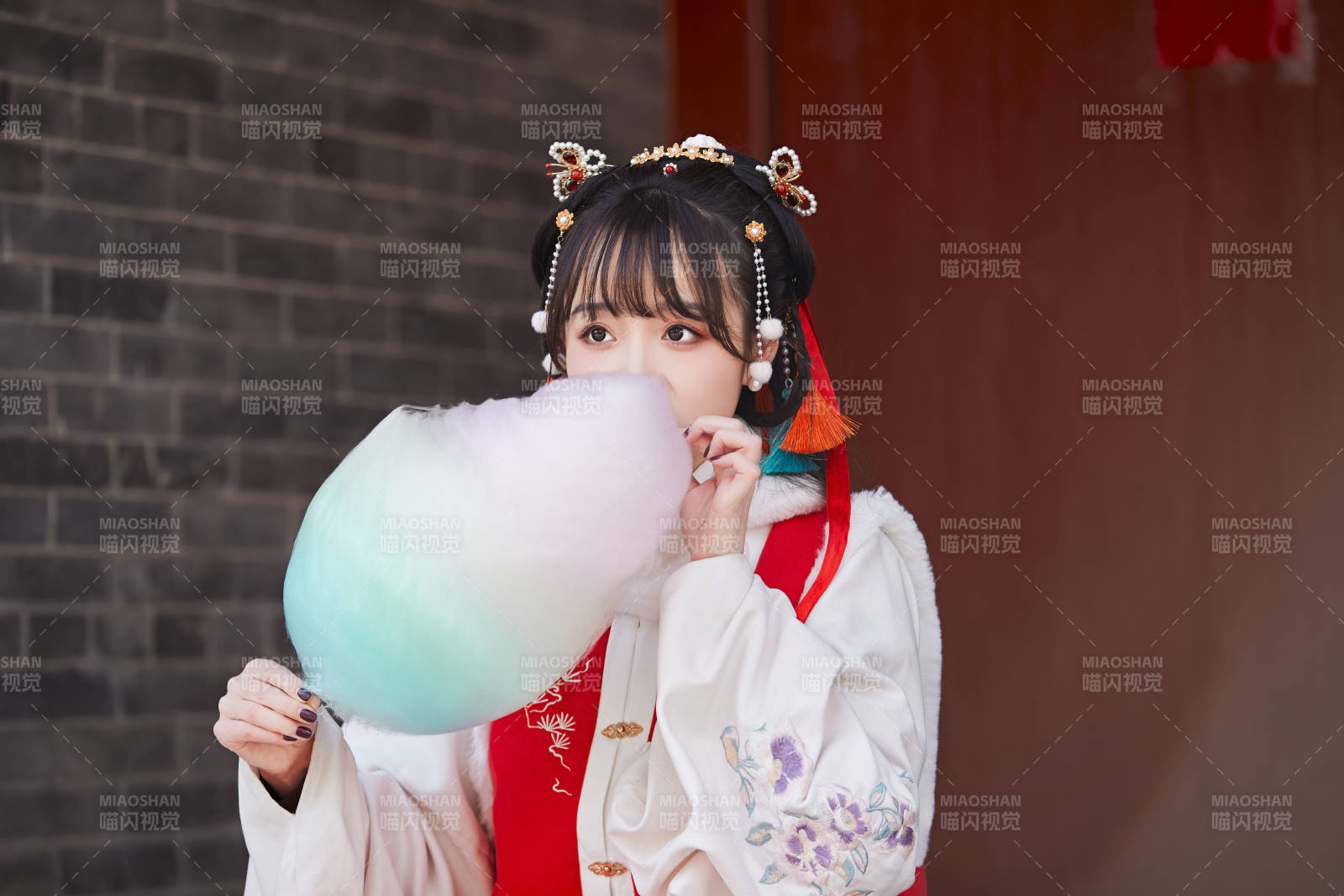 身穿喜庆汉服吃棉花糖的少女图片