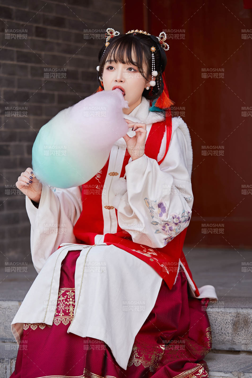 身穿喜庆汉服吃棉花糖的少女图片