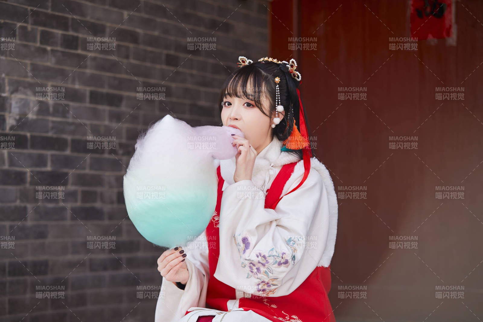 身穿喜庆汉服吃棉花糖的少女图片
